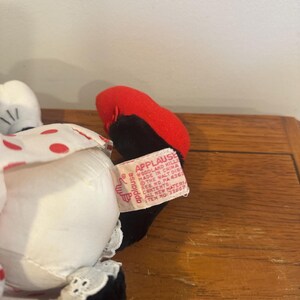 Puede incluir: Una taza de cer&aacute;mica blanca con un asa negra y el texto "But First, Coffee" en negro, en negrita. La taza est&aacute; sobre una superficie blanca.