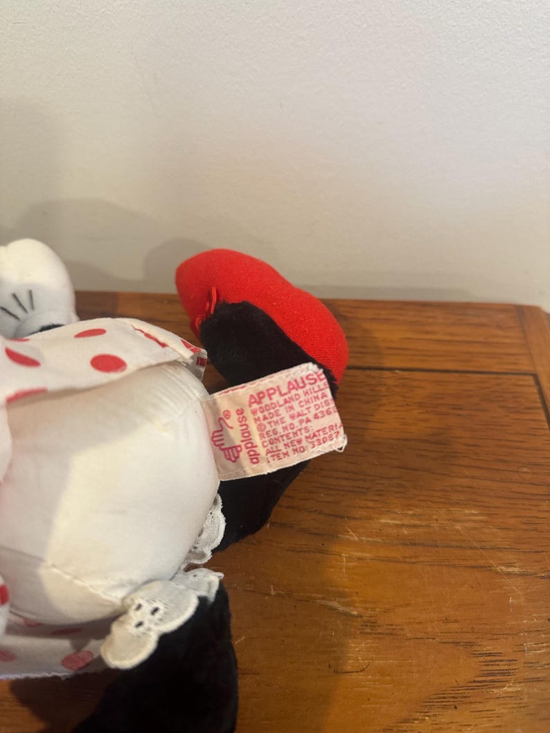 Puede incluir: Una taza de cer&aacute;mica blanca con un asa negra y el texto "But First, Coffee" en negro, en negrita. La taza est&aacute; sobre una superficie blanca.