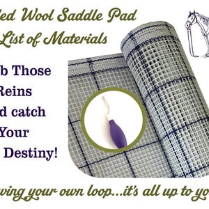 Könnte beinhalten: Ein gerolltes Stück weißes Gittergewebe mit dunkelblauen Linien, begleitet von einem Knüpfhaken mit violettem Griff. Das Bild enthält den Text Pulled Wool Saddle Pad List of Materials, Grab Those Reins And catch Your Own Destiny! und Swing your own loop...it's all up to you!, sowie eine kleine Illustration eines Pferdes.