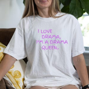 Camiseta "Drama Queen", camiseta gráfica "I Love Drama", idea de regalo con letra rosa para tu mejor amiga o hermana, regalo para amantes del drama.