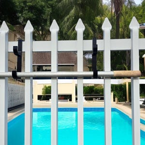 Pool Pole Holder Fence Hook – 3D Printed ABS Hanger for Pool Equipment – UV & Rust Resistant Outdoor Utility Hooks – Set of 2