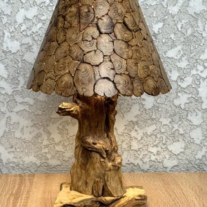 Lámpara de mesa hecha a mano con base de madera rústica de roble y rodaja de roble.