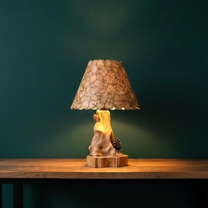 Lampada da tavolo in legno fatta a mano, paralume in fetta di quercia, arredamento rustico in stile foresta