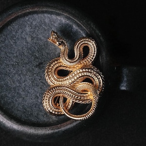 New rattlesnake brooch, brass plated with real gold badge, zodiac snake-shaped accessory, retro and exquisite accessory gift