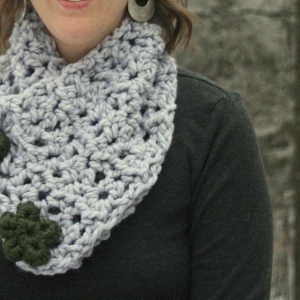 Simple Crochet Cowl Pattern - Neck Warmer - Flower Applique - Easy - Quick - Gift- Pdf File