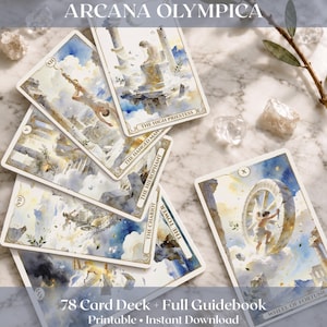Può includere: Un mazzo di 78 carte dei tarocchi intitolato Arcana Olympica con illustrazioni ad acquerello di figure e architettura classica. Le carte includono La Papessa, L'Appeso, Il Papa, Il Carro, La Torre e La Ruota della Fortuna.