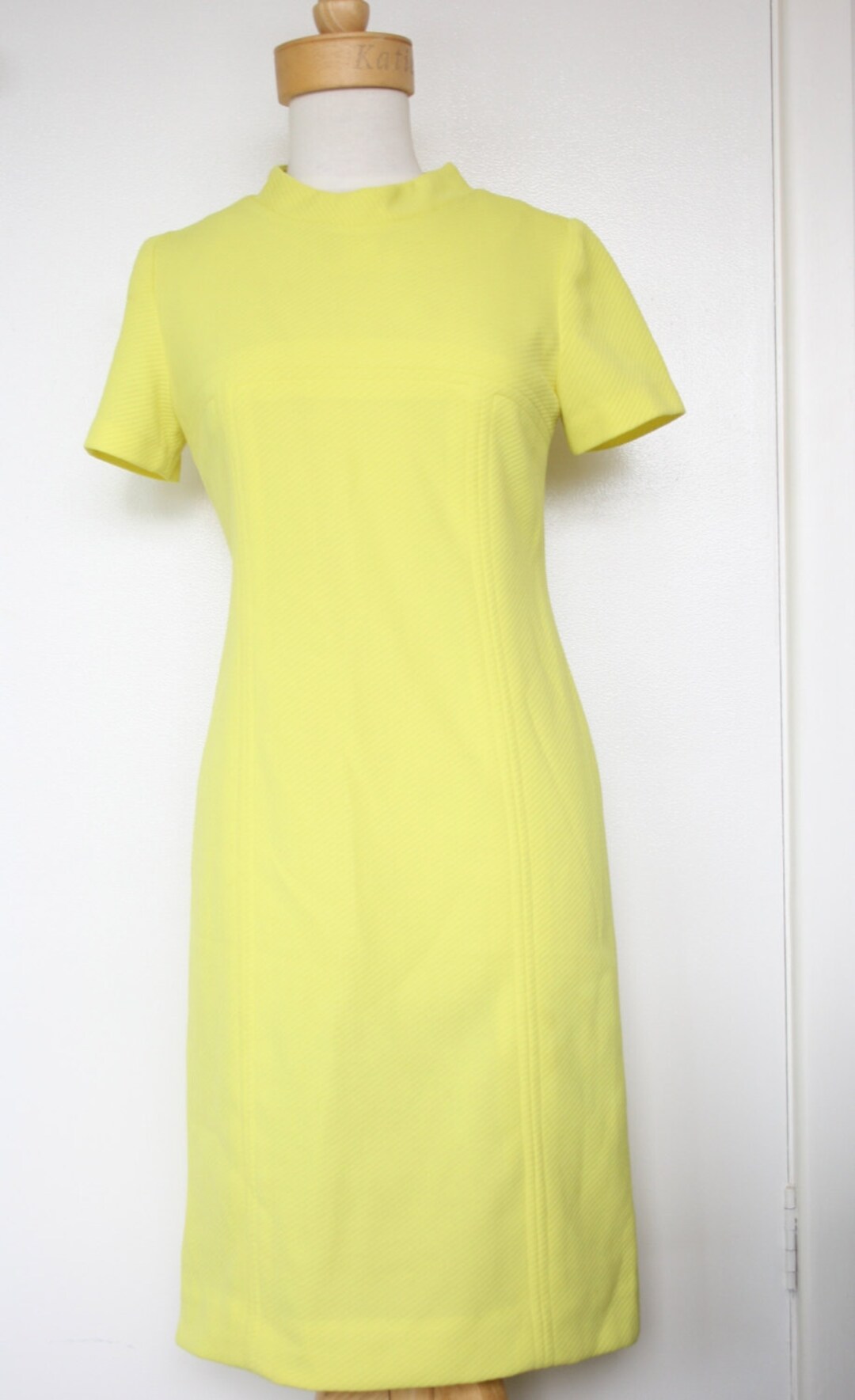 VINTAGE 60s 70s YELLOW WHITE GEOMETRIC MOD SLEEVELESS SHIFT DRESS 16 main image 1