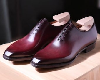Zapatos planos con cordones de piel en tono burdeos hechos a mano para hombre de Skin Smith.