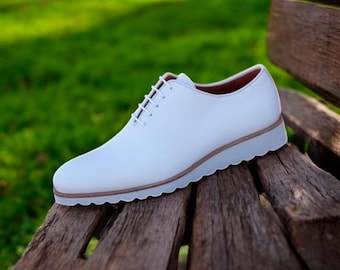 Scarpe eleganti da uomo in pelle bianca con lacci, fatte a mano da Skin Smith Bespoke.