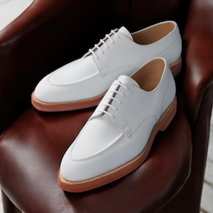 Handmade White Leather Derby Shoes: Bespoke Men&#39;s Formal Fashion