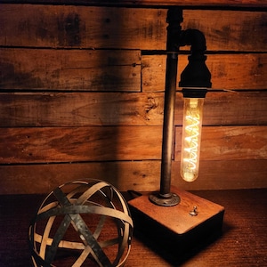 Lámpara industrial de tubo: base de madera artesanal, bombilla Edison.