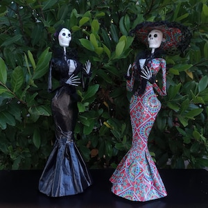 15.5in Mexican Catrina / Handcrafted Día de Muertos / Paper Mache sculpture / Art figurine / Day of the Dead Doll.