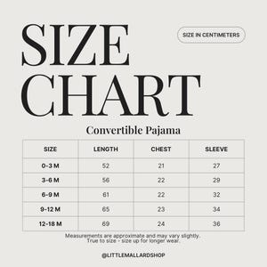Op de afbeelding: Een maattabel voor converteerbare pyjama's, metingen in centimeters. De tabel bevat maten van 0-3 maanden tot 12-18 maanden, met bijbehorende lengte-, borst- en mouwmaten. De tekst "SIZE CHART" staat bovenaan.