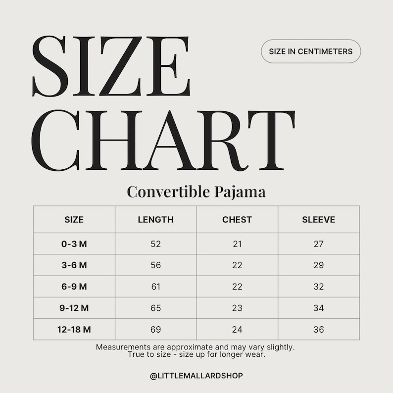 Op de afbeelding: Een maattabel voor converteerbare pyjama's, metingen in centimeters. De tabel bevat maten van 0-3 maanden tot 12-18 maanden, met bijbehorende lengte-, borst- en mouwmaten. De tekst "SIZE CHART" staat bovenaan.