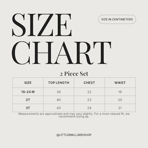 Op de afbeelding: Een maattabel voor een 2-delige set, met afmetingen in centimeters. De tabel bevat maten 18-24M, 2T en 3T, met bijbehorende afmetingen voor toplengte, borst en taille. De tekst "SIZE CHART" staat bovenaan.