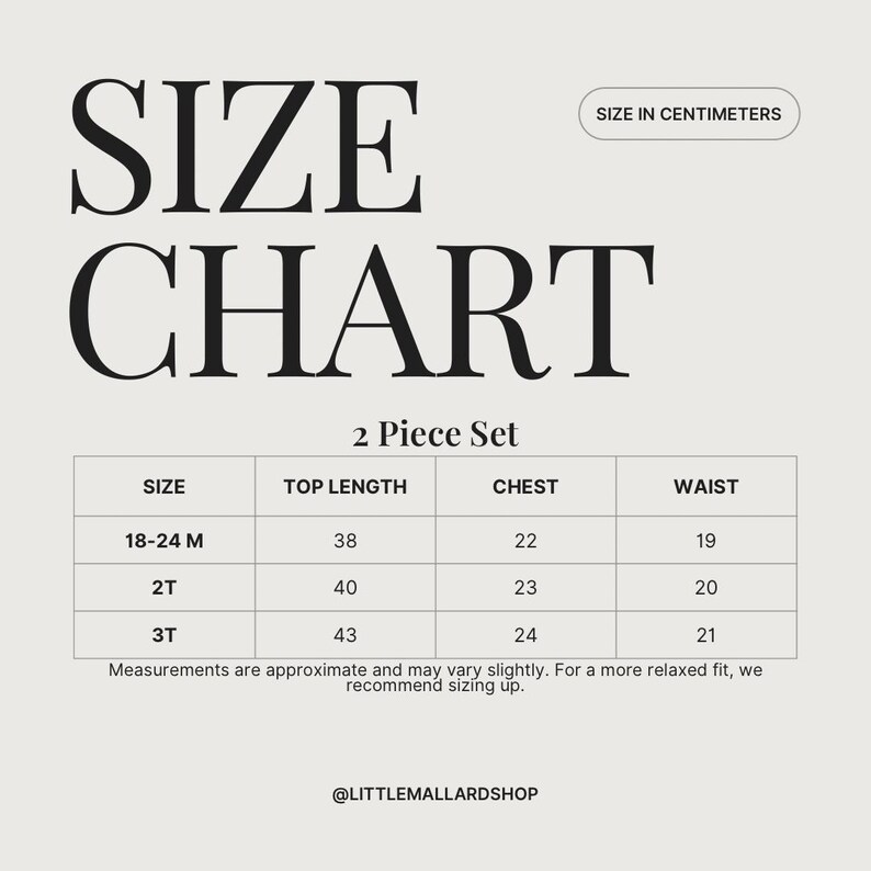 Op de afbeelding: Een maattabel voor een 2-delige set, met afmetingen in centimeters. De tabel bevat maten 18-24M, 2T en 3T, met bijbehorende afmetingen voor toplengte, borst en taille. De tekst "SIZE CHART" staat bovenaan.
