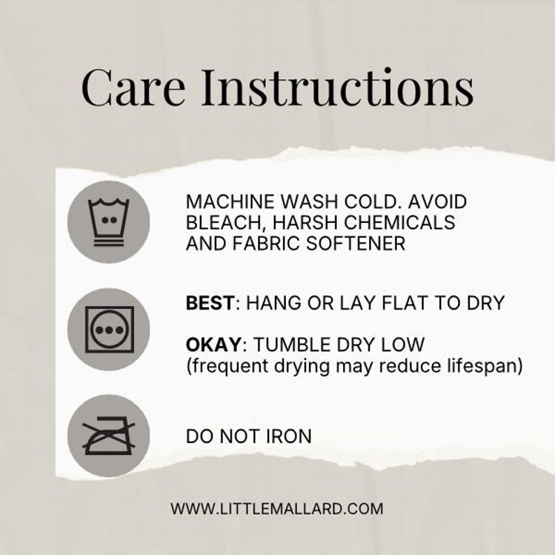 Op de afbeelding: Witte achtergrond met de tekst "Care Instructions" in een donker lettertype. De afbeelding bevat wassymbolen en instructies: machinewas koud, geen bleekmiddel gebruiken, ophangen om te drogen, in de droger op lage temperatuur en niet strijken. De website is www.littlemallard.com.