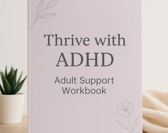 Könnte beinhalten: Ein hellrosa Arbeitsbuch mit dem Titel "Thrive with ADHD" und dem Untertitel "Adult Support Workbook". Das Cover zeigt graue florale Strichzeichnungen und Text. Links ist eine kleine Topfpflanze zu sehen.