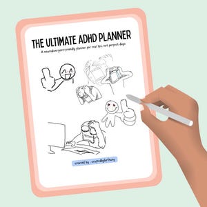以下が含まれることがあります： 「THE ULTIMATE ADHD PLANNER」というタイトルのプランナーのイラストで、「A neurodivergent-friendly planner for real life, not perfect days」というサブタイトルが付いています。 プランナーには漫画のスケッチが描かれており、スタイラスを持った手で持たれています。