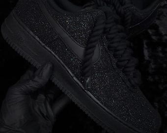 Air Force 1 personalizadas con suela roja y brillo negro, Air Force 1 personalizadas con cordones, Air Force 1 personalizadas con brillo personalizado, todas las tallas disponibles