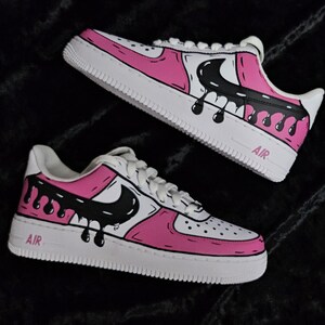 Benutzerdefinierte rosa Karikaturtropfluftwaffe 1, benutzerdefinierte Tropfluftwaffe 1, benutzerdefinierte rosa Luftwaffe 1, benutzerdefinierte Karikaturluftwaffe 1, alle Größen verfügbar