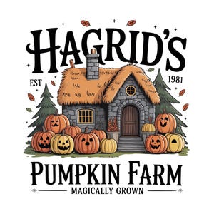 Può includere: Illustrazione della fattoria di zucche di Hagrid con un cottage in pietra, tetto di paglia e zucche sorridenti. Il testo recita "Hagrid's Pumpkin Farm" con "Magically Grown" sotto. È incluso anche l'anno "1981".