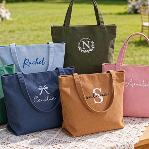 Bolsa de veludo cotelê personalizada com bordado, ideal para presentear madrinhas, com zíper e nome personalizado, perfeita para casamentos e festas.