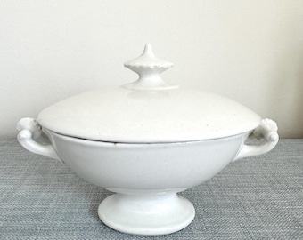 Mini off-white 1870s Old Paris porcelain covered soup bowl, no ladle