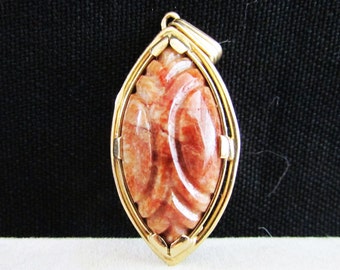 Vintage Estate Mid Century Ming's of Honolulu 14K Gold Brown Red Tan Carved Jade Pendant