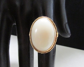 Vintage Estate Mid Century14K Gold Bezel Set Angel Skin Light Pink Peach Toned Coral Ring