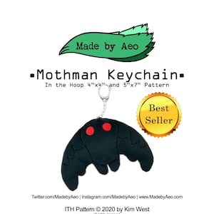Puede incluir: Llavero Mothman de fieltro negro con ojos rojos. El llavero tiene la forma de una criatura voladora con alas grandes. El llavero está etiquetado como "Mothman Keychain" y "Best Seller".