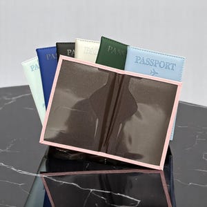 Capa para passaporte com nome personalizado – Carteira de viagem com texto dourado para homens ou mulheres – Porta-passaporte personalizado e porta-cartões de visita