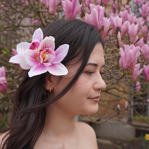 Horquilla de orquídea rosa: accesorio floral tropical hecho a mano, flor llamativa para el cabello