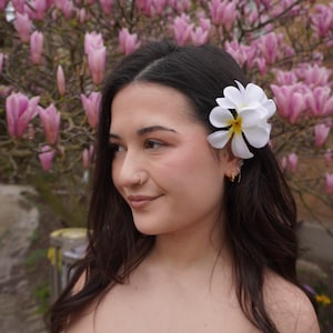 ホワイトプルメリアヘアクリップ – 手作りトロピカルフラワーバレッタ、ミニマリストな花柄ヘアアクセサリー