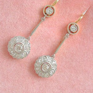 アールデコ調ダングルドロップイヤリング、ラウンドカットモアッサナイトダイヤモンドウェディングイヤリング、女性用レバーバックドロップイヤリング、フローラルスタイルのエンゲージイヤリング