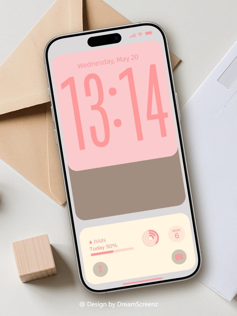 Op de afbeelding: Een smartphone toont een aangepast vergrendelscherm met een roze en bruin kleurenschema. De tijd is 13:14, met de datum woensdag 20 mei bovenaan. Het onderste gedeelte toont weersinformatie en een kalenderdatum. Ontwerp door DreamScreenz.
