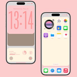 Op de afbeelding: Twee smartphones met een roze en cr&egrave;mekleurig kleurenschema. E&eacute;n toont de tijd "13:14" en weersinformatie. De andere toont app-pictogrammen, waaronder Agenda, Foto's en Podcast. De achtergrond is zachtroze.