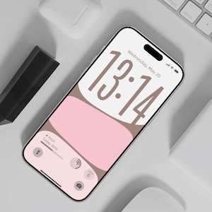 Könnte beinhalten: Ein Smartphone mit einer digitalen Uhrzeitanzeige von 13:14 Uhr und dem Datum Mittwoch, 20. Mai. Der Bildschirm zeigt einen abstrakten rosa-braunen Hintergrund mit Wetterinformationen zu Regen und 50% Wahrscheinlichkeit sowie Kamera- und Kalendersymbole.