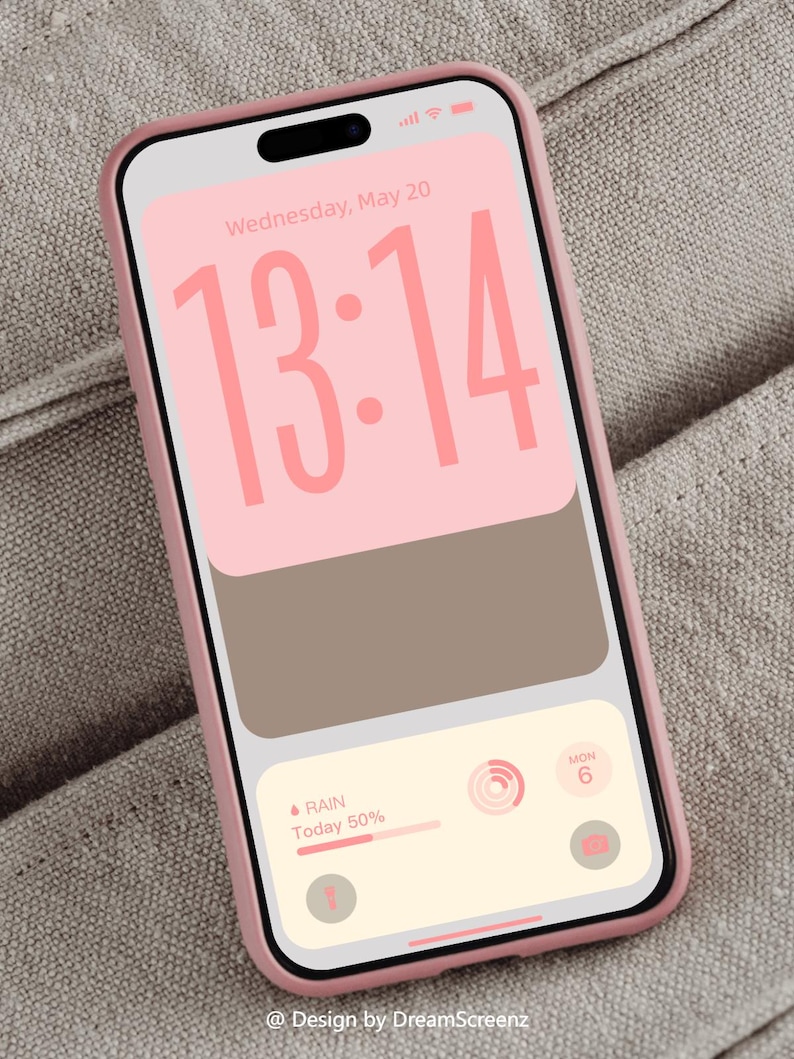 Op de afbeelding: Een roze smartphone in een lichtroze hoesje toont een aangepast vergrendelscherm. Het scherm toont de tijd 13:14 in roze, met een weerwidget die 50% kans op regen aangeeft. De datum is woensdag 20 mei. Ontwerp door DreamScreenz.