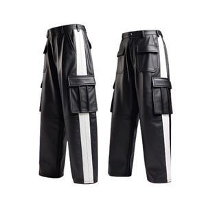 Puede incluir: Dos pantalones cargo de cuero negro con una franja blanca en el lateral. Cada par tiene dos bolsillos cuadrados grandes en las piernas. Los pantalones tienen un diseño clásico de pierna recta.