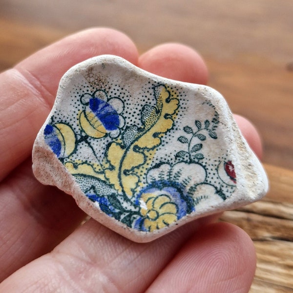 ÉCLAT DE POTERIE DÉCORATIF | Fleurs | Design bleu et jaune | Éclat de poterie marine | Fournitures pour pendentifs | Trouvailles écossaises sur une plage (11711)