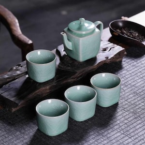 Juego de té tradicional chino: tetera Longquan Celadon de cinco cabezas, parte superior redonda y parte inferior cuadrada.