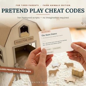Può includere: Una stalla giocattolo in legno chiaro con l'etichetta Riverstone Farm e un set di schede stampate intitolate Pretend Play Cheat Codes. Le schede presentano copioni a tema fattoria per i genitori, tra cui The Barn Dance, insieme a piccole figure in cartone.