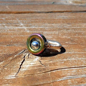 Tamaño 6,5/Anillo con cuentas de aurora boreal: banda espiral envuelta en alambre dorado • Llamativo/apilable. En caja de regalo.