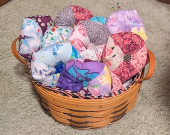 Almofada de alfinetes - Trabalho em peça - Patchwork - Biscornu - Almofada de alfinetes Scrappy - Vintage e Upcycled - Botões vintage - Costura e quilting