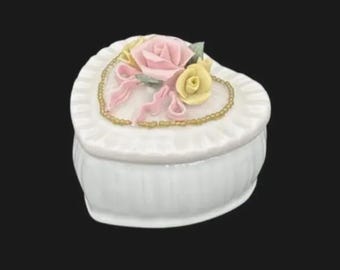 Caja de porcelana vintage con forma de corazón y diseño floral 3D para guardar joyas y anillos.