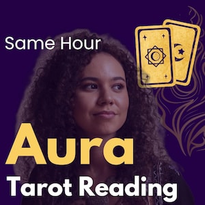 Può includere: Immagine che promuove un servizio di lettura dei tarocchi Aura. Il testo "Same Hour" è in alto, con "Aura Tarot Reading" in lettere grandi e in grassetto. Una donna con i capelli ricci tiene in mano delle carte dei tarocchi, con due carte dei tarocchi dorate sullo sfondo.