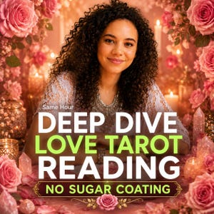 Op de afbeelding: Een vrouw met krullend haar glimlacht, omringd door roze rozen en kaarsen. De tekst "DEEP DIVE LOVE TAROT READING" staat in grote groene letters, met daaronder "NO SUGAR COATING". De afbeelding heeft een romantisch, spiritueel thema.
