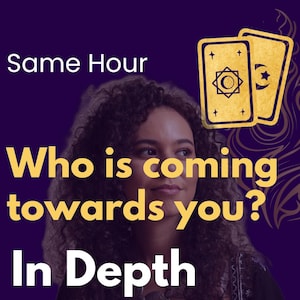 Op de afbeelding: Een vrouw met krullend bruin haar houdt tarotkaarten in haar handen. De tekst op de afbeelding luidt "Same Hour" en "Wie komt op je af? In diepte".