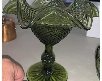 Plato vintage de compota de caramelo verde oliva con punta de diamante sobre pedestal